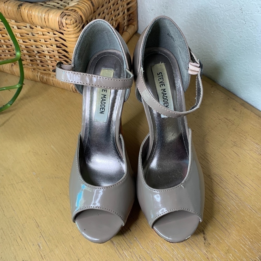 Steve Madden Tan Faux Leather Wedges With Patterned Embroidered Bottoms Size 6.5